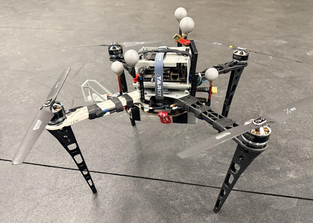 Hardware- and Vision-in-the-Loop Validation of Deep Monocular Pose Estimation for Autonomous Maritime UAV Flight Figure 1