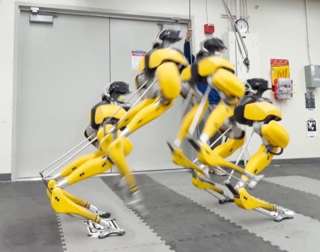 Robust and Versatile Bipedal Jumping Control through Reinforcement Learning Figure 1